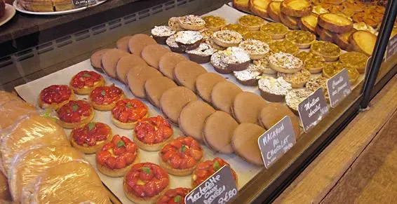 Tartes et tartelettes aux fraises sur pâte sablée